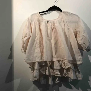  - Säljer en ljusrosa blus i storlek 158/164 (XS/S). Priset är inräknat i frakten