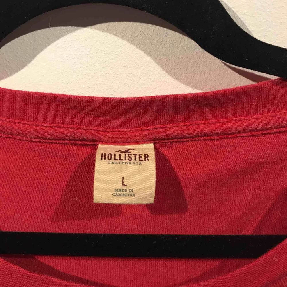 Säljer en röd t-shirt från Hollister i storlek L. Frakten är inräknat i priset. T-shirts.
