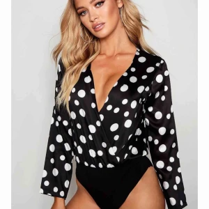  - Spot satin Wrap Bodysuit storlek 38 från Boohoo. Jag köpte den förra veckan och fick igår men tyvärr så är liten på mig . Jag vill inte returnera då kostar det extremt mycket för att skicka tillbaka paket dvs mer än själva köpet . 