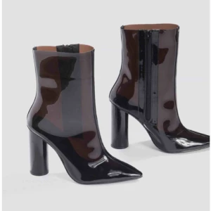  - Ett par klackar ifrån Rebecca Stella. Modellen heter ”transparent boot” och är knappt använda så i väldigt bra skick. Storlek 36