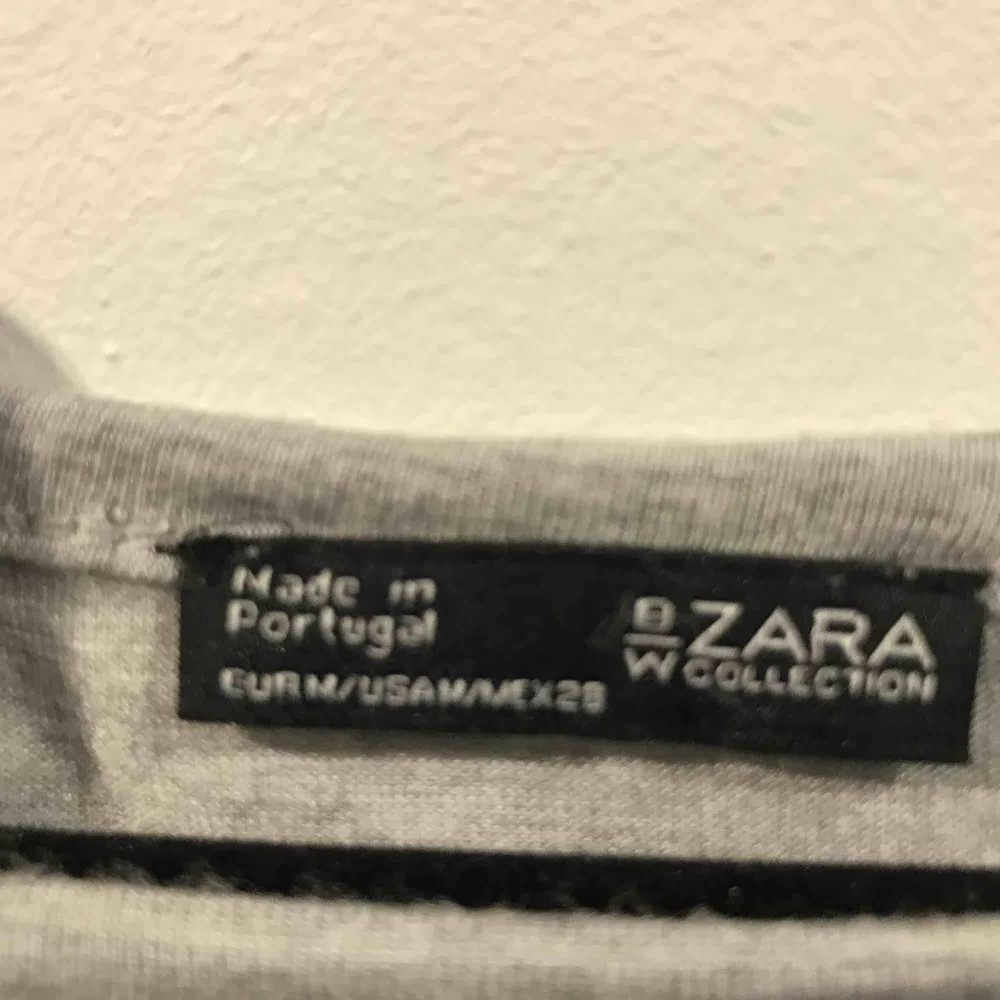 Säljer en t-shirt från Zara i storlek M. Frakt ingår i priset. T-shirts.