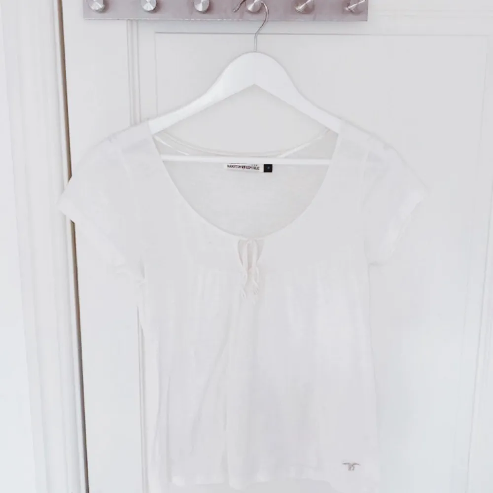 Säljer en vit t-shirt i storlek XS. Använd en gång så den är i nyskick. Hör av dig vid eventuella frågor 🌸. T-shirts.