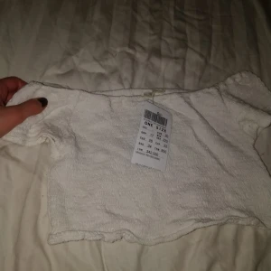  - Så fin klassisk off shoulder-crop top från Brandy melville, oanvänd med prislappen kvar!