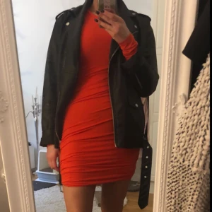  - Super snygg röd-orange klänning från H&M. Använd ett fåtal gånger så i bra skick. 