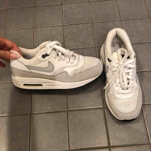  - Nike air max 1 i vitt och grått 🌟 