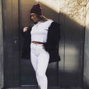  - Svart pälskappa från h&m storlek 44, är en s/m själv tog en större för att den skulle bli mer oversize.  Snygg enkel jacka. Ny skick. Köparn står för frakten. 