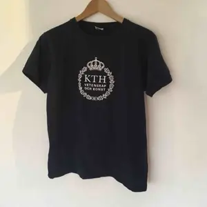 mörkblå t-shirt för dig som pluggar på kth eller vill låtsas som om du gör det. storleken är L, men den passar även dig som har midnre storlek beroende på vilken passform du vill ha. säljer massor (kmr mycket nytt i dagarna), mängdrabatt finnes! 