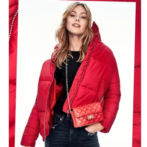  - Varmare jacka från GinaTricot, använd enstaka tillfälle, toppenskick! Kragen går att vika ner om man vill. Fraktkostnad tillkommer 