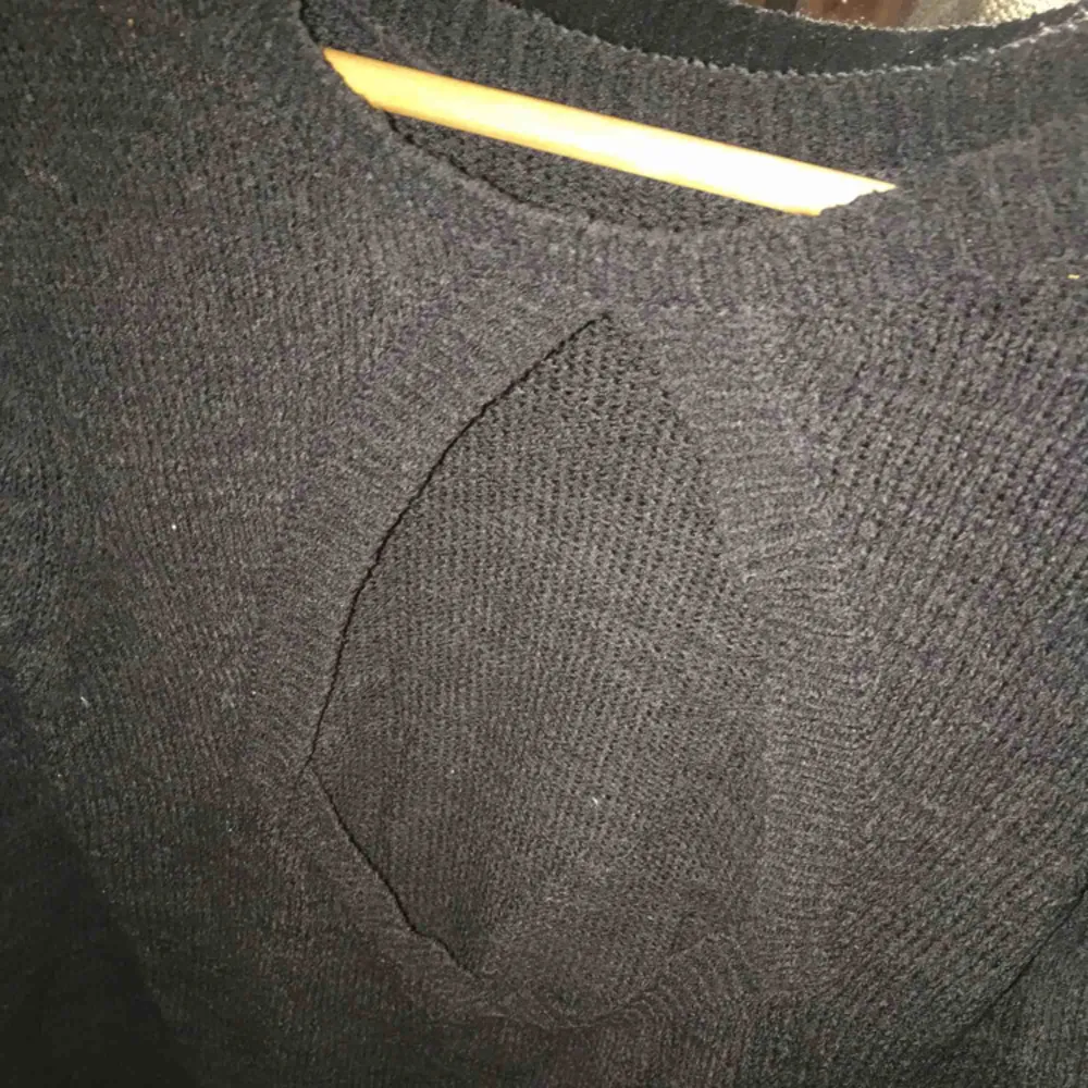 Svart stickad tröja med en ”öppen” rygg. Säljer då den inte kommer till användning. Köp genom swish. Kan mötas upp i Malmö/ Lund. Tröjor & Koftor.