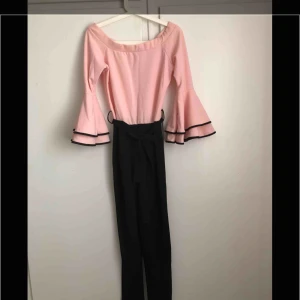  - Lång jumpsuit, ny skick väldigt fin Ny pris 880 Nu pris 500 kr används endast en gång 