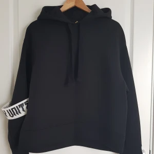  - Scuba sweatshirt från H&M, passar S och M (lite oversize). Mkt bra skick! Köparen betalar frakt. 