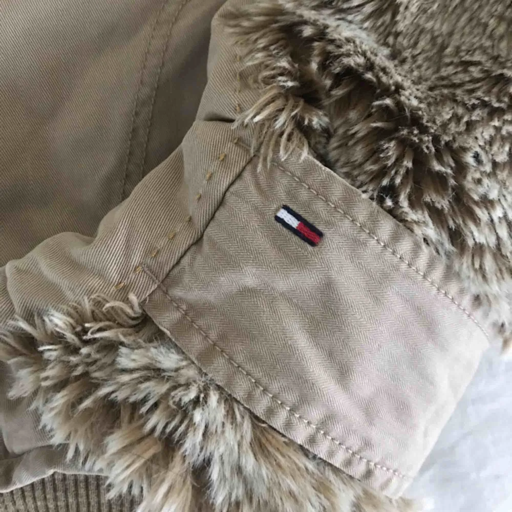 Tommy Hilfiger Denim Cleo Jacket Jute. Warm and cool jacket. Good condition. Washed once.  Bought in Madrid in 2005. You will be wearing an unique jacket in Stockholm!   “THIS GARMENT HAS BEEN DESIGNED TO FRAY AND ABRADE DURING WEARING AND CLEANING” . Jackor.