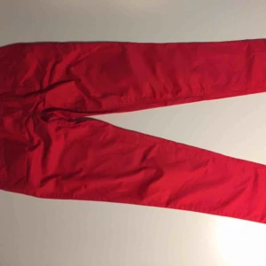  - Chinos dam från Vila, knappt använda, fickor fram och fuskfickor i bak.