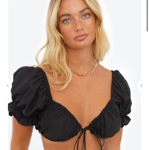 Top - Såå fin top från Chiquelle🥺 säljer pga endast använd vid ett tillfälle men tyckte inte att den passade mig. Storlek S . Frakt tillkommer på 44:- , eller 66 som spårbart 