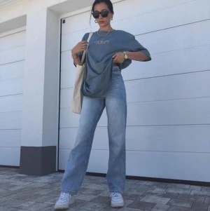 Ljusblåa raka jeans - Fina jeans från Monki i modellen Yoko.🤍 Längd på byxorna är 101cm och midjemått ligger på 72cm. Jag är ungefär 160cm lång!