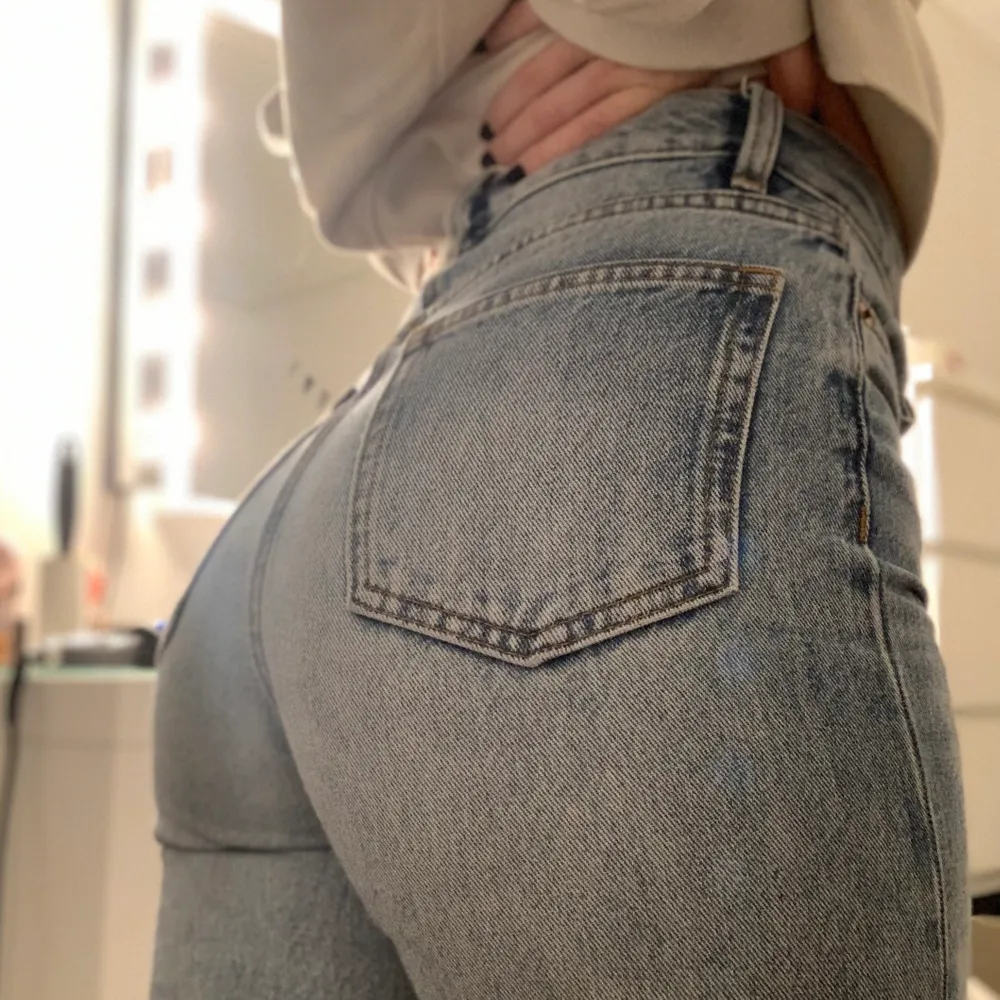 Fina jeans från Monki i modellen Yoko.🤍 Längd på byxorna är 101cm och midjemått ligger på 72cm. Jag är ungefär 160cm lång!. Jeans & Byxor.