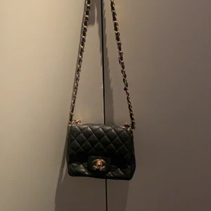 Chanel handväska, har andvänts några få gånger! Jätte ren och perfekta väskan💕 - Den är snygg, ganska liten, får plats med en mobil, bra,