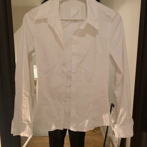 Skjorta Gina Tricot - Tajt skjorta, aldrig använd. PRIS KAN DISKUTERAS 