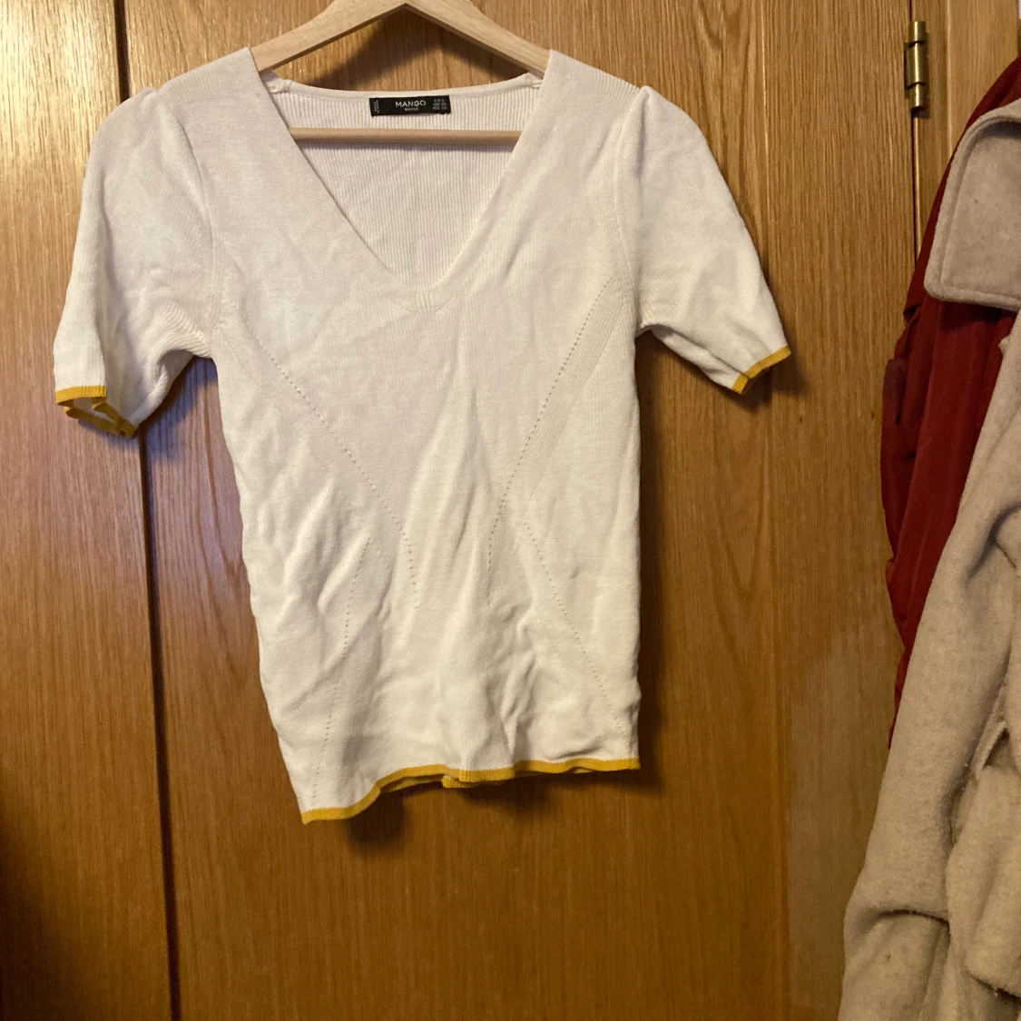 Vit blus från mango med gula detaljer - 90