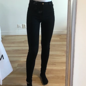Svarta jeans Bik Bok  - Säljer ett par långa svarta jeans från bikbok, knappt använda, nypris 599kr. Storlek m men passar s/m. Frakt tillkommer på 66kr