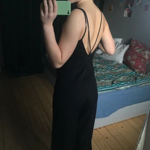 Jumpsuit från bikbok xs - Jag säljer denna jumpsuit från bikbok i storlek xs. Den är använd ett fåtal gånger🪐🪐 Benen är vida, ryggen är öppen och axelbanden är dubbla. Passar perfekt till fest men också till vardags med en tröja över💕✨ Bara använd en gång!