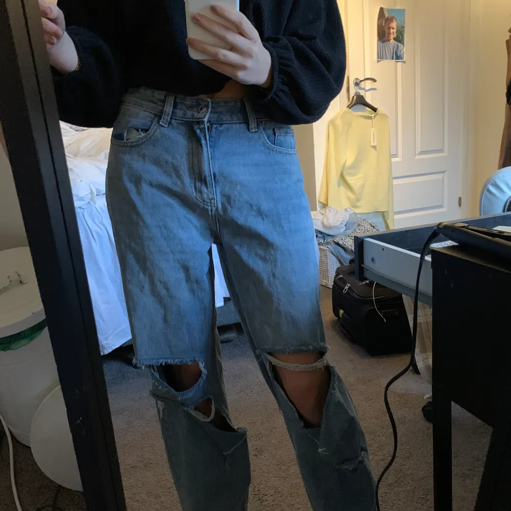 Säljer dessa lösa jeans med hål på knäna från PLT i storlek 36-38, påminner om de populära zara jeansen. Väldigt långa (jag är 172), buda i kommentarerna!!. Jeans & Byxor.