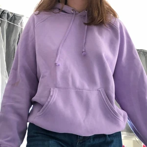 BikBok Hoodie storlek s - Pastell-lila hoodie från BikBok. Storlek S men den är lite oversized. Köpte den för några år sedan men har inte använt den på länge, fin till vår/sommar💜 obs.  det finns en fläck på högra armen