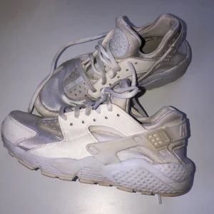 Nike Huraches vita  - Säljer mina vita Nike huraches då jag ej använder dem, köpta för ca 1 år sen på Nikes butik. Gott, skick men använda. Skriv för fler bilder, eller alt pris! Storlek 37,5 dam, passar mig som är 38. Ord pris- 1200kr