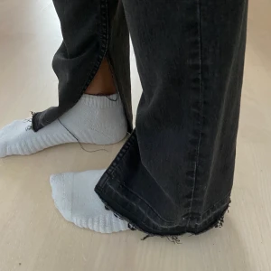 Cheap Monday Jeans  - svarta slim fit jeans från cheap monday, fin detalj med slits på insidan av jeansen, jag har dekorerat de lite med små vita detaljer vid framfickorna och bakfickorna, de är high waist, W27L32, jag är 173 lång