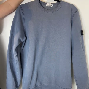 Stone island - Säljer nu min grå/blåa stone island tröja för att den blivit för liten. Skriv om ni vill ha fler bilder. Självklart äkta och har kvar kvittot som kommer med tröjan. 