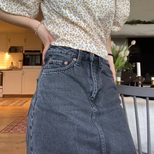 Svart jeanskjol - En svart jeanskjol köpt på weekday. Den är näst intill oanvänd och är därmed i nyskick. 