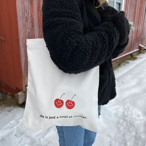 Tygkasse - Tygkassarna finns i 5 olika tryck som alla finns i egna annonser. Gratis frakt i hela landet. 1 för 149kr. 2 för 249kr. 3 för 299kr. Har dragkedja och ett innerfack med dragkedja. Skicka ett meddelande för att köpa. ❤️🧡💛💚💙💜