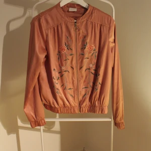Blommig Bomberjacka från Vila - Blommig Vila jacka I fint skick! Storlek: S (Dam) Direkt pris: 40 kr Skriv buden till mig privat eller kommentera på bilden! Buda med minst 10kr varje gång ✨(Alla bud är välkomna) Köpare står för frakten (Du bestämmer vilket paket så länge det uppfyller vikt och storleks kraven)