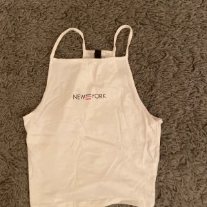 Tröja   - En helt oanvänd Croptop i storlek XS 