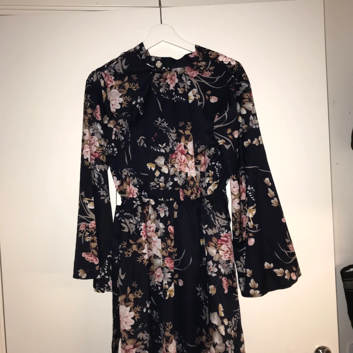 Svart blommig klänning