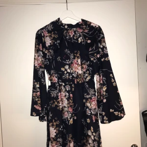 Svart blommig klänning - Storlek S, knappt använd.