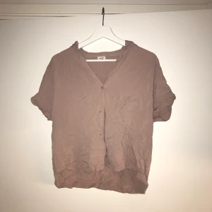 Skjorta - Rosa skjorta i mjukt tyg. Storlek 38.