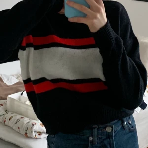 Stickad tröja - En blå stickad tröja från hm med vit rand och röda ränder. Nästan aldrig använd. Köparen står för frakten (: