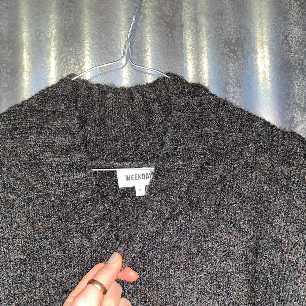 En superfin mossgrön stickad tröja från Weekday. Köpte för 500kr och har använt enbart en gång då den inte passade mig - bra skick!. Stickat.