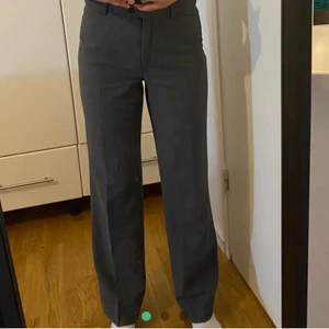 Mörkgråa raka kostymbyxor  - Mörkgråa raka kostymbyxor i storlek 40, men passar även 38. Skriv för mer info om du är intresserad :)