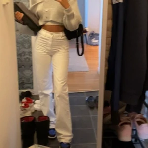 Zara jeans - Vita raka zara jeans i strl 34 ( är insydda så dom passar midjan bättre ) jag är 170 cm lång, använda en gång ( på bilden ). Köparen står för frakt 💕✨☺️🤩