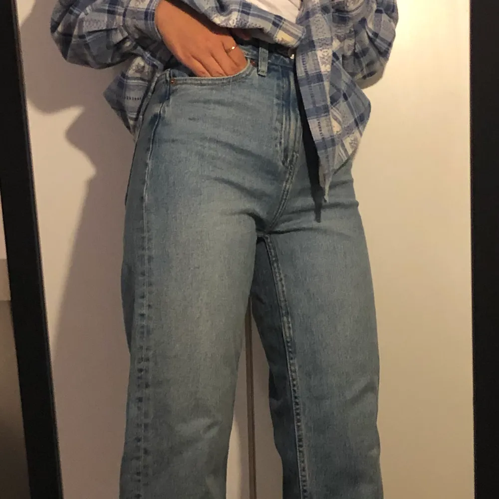 Hejsan vi säljer nu ett par helt nya jeans i mom fit från lager 157 i storlek XS. (Köpta för 300kr). Skriv gärna i Dm om ni vill se mer detaljerade bilder så fixar vi det :). Jeans & Byxor.