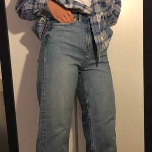 Hejsan vi säljer nu ett par helt nya jeans i mom fit från lager 157 i storlek XS. (Köpta för 300kr). Skriv gärna i Dm om ni vill se mer detaljerade bilder så fixar vi det :)
