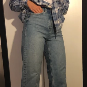 Jeans från lager 157! - Hejsan vi säljer nu ett par helt nya jeans i mom fit från lager 157 i storlek XS. (Köpta för 300kr). Skriv gärna i Dm om ni vill se mer detaljerade bilder så fixar vi det :)