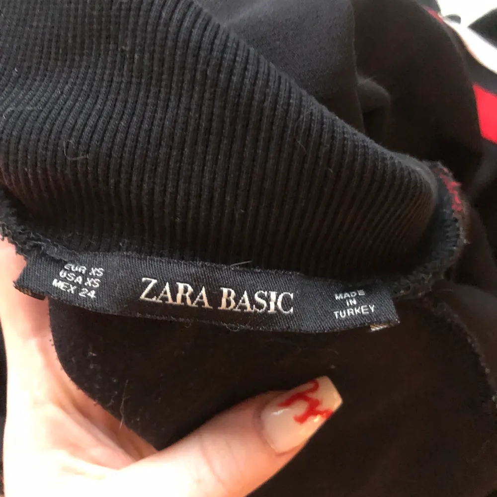 Knappt använd super fin Zara kofta! Skulle säga de passar både Xs/S/M beroende på om man vill ha mer åtsittande eller ”loose” stil🕺🏻🧚🏻‍♀️. Hoodies.