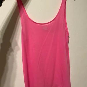 Neon rosa linne  - Jättefin neon rosa linne. Använd endast 2 ggr. Priset inkl frakt. 