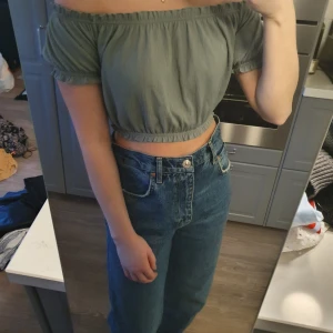 Grön Off shoulder tröja - Grön off shoulder från H&M. Superfin men kommer tyvärr inte till användning.