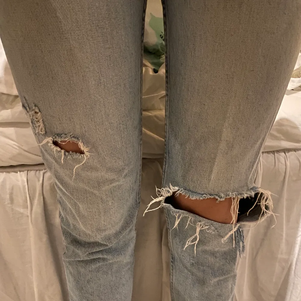 Mom jeans från Gina i ljusblå tvätt med hål, jättebra skick!. Jeans & Byxor.