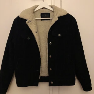 Vinter jacka  - Svart vinterjacka från bershka, använd några gånger! Underbar jacka som även är väldigt varm men även snygg! 
