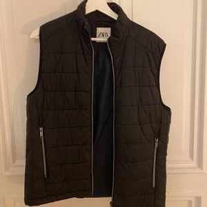 Väst  - Zara väst, ganska tunn perfekt till våren. Storlek m. Köparen står för frakten. 